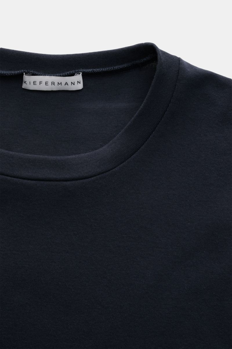 Nahaufnahme des Kiefermann Rundhals-T-Shirts 'Arndell' dark navy von oben, elastische Baumwolle, weicher Griff, Regular Fit.