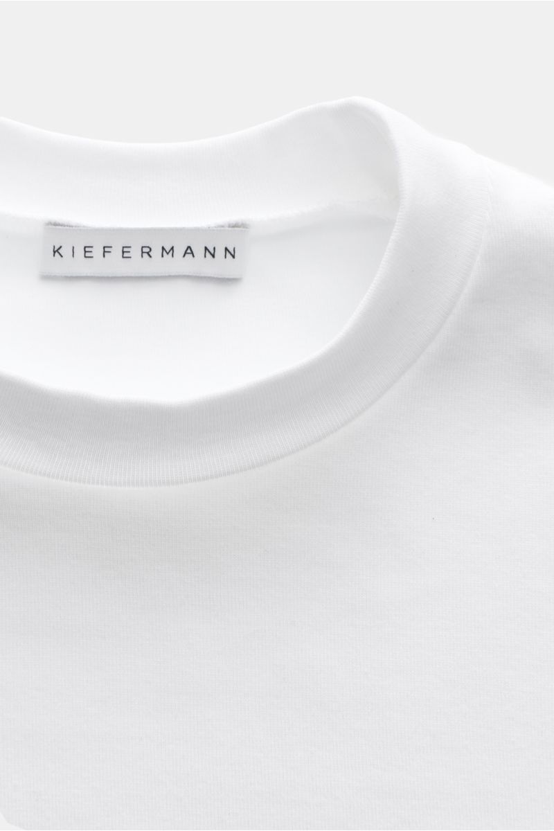 Nahaufnahme des weißen Kiefermann Rundhals-T-Shirts 'Paddys' mit Rundhalsausschnitt, Slim Fit, weichem Griff aus elastischer Baumwolle.