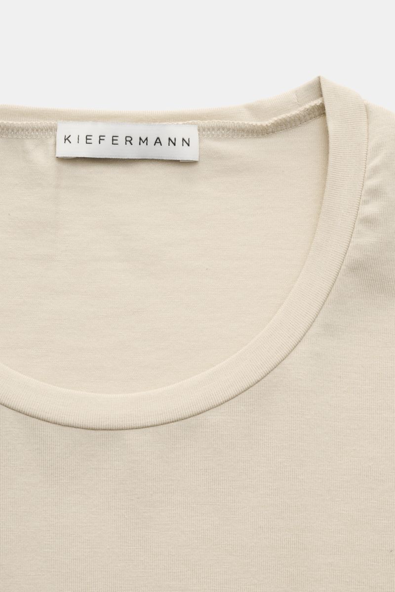 Kiefermann Rundhals T-Shirt 'Hero' sand, Nahaufnahme von Rundhalsausschnitt und Label, Baumwolle-Modal, elastisch, weich, Extra Slim Fit.