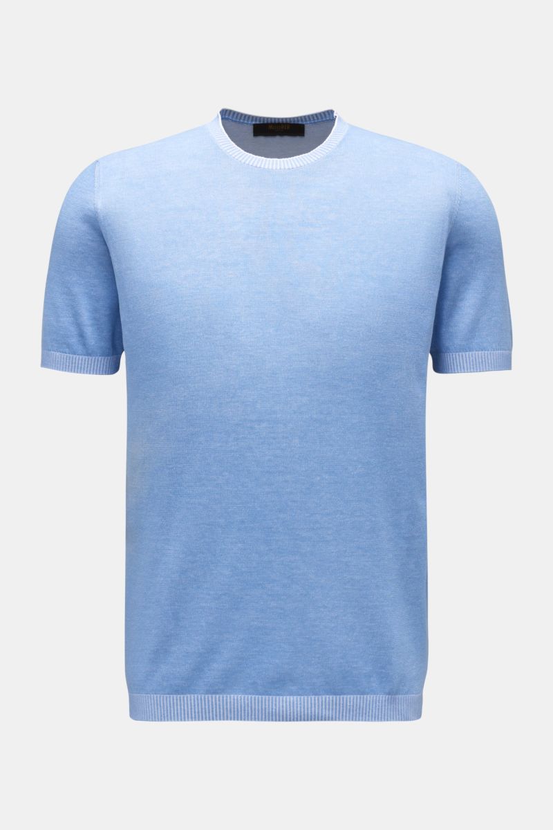 Moorer Kurzarmpullover 'Jude' hellblau, Slim Fit, feines Baumwollstrickbild, weicher Griff, Rundhalsausschnitt, flexible Rippbündchen, frontal fotografiert.