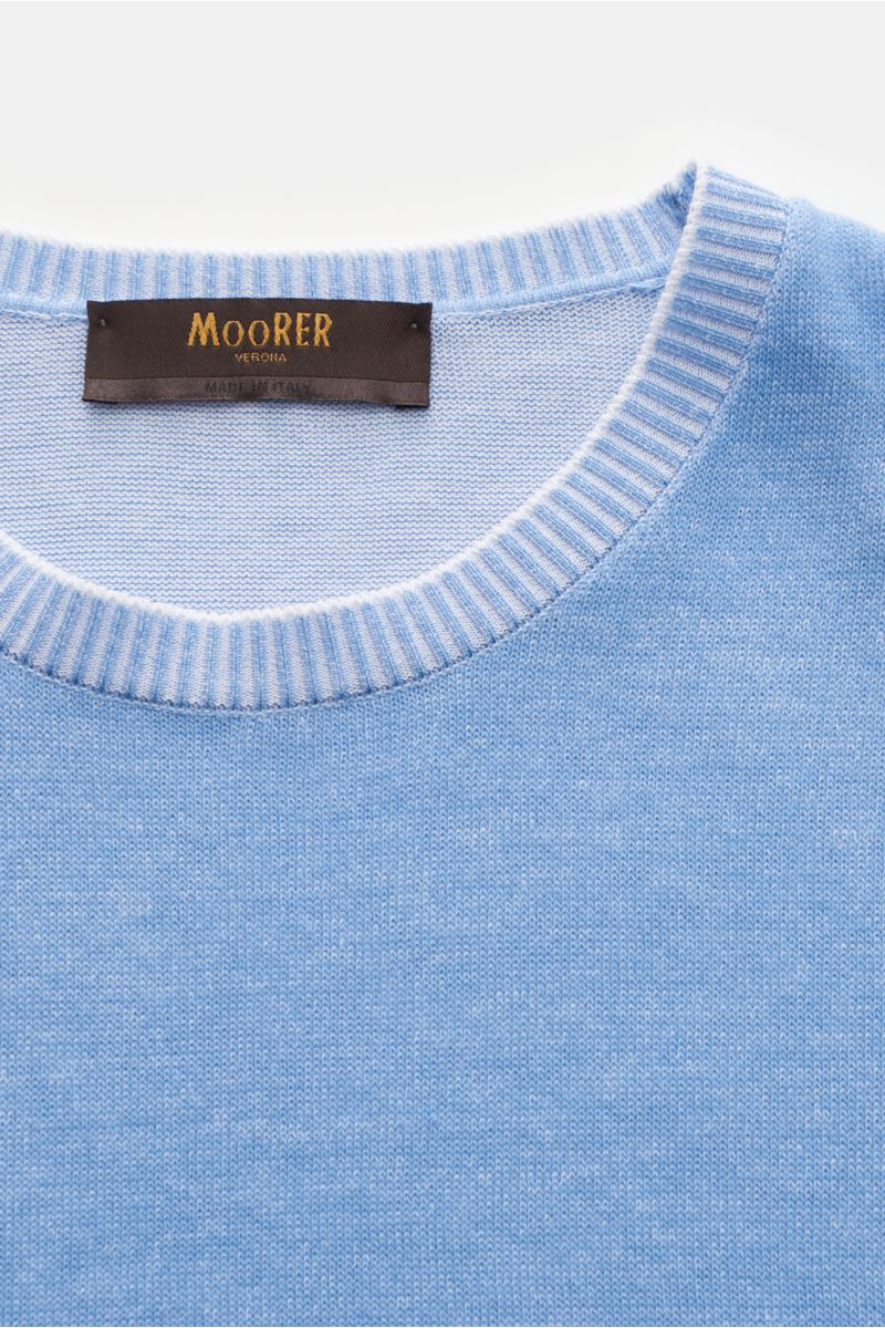 Moorer Kurzarmpullover 'Jude' hellblau, Slim Fit, Rundhalsausschnitt, feines Strickbild aus reiner Baumwolle, Nahaufnahme von oben