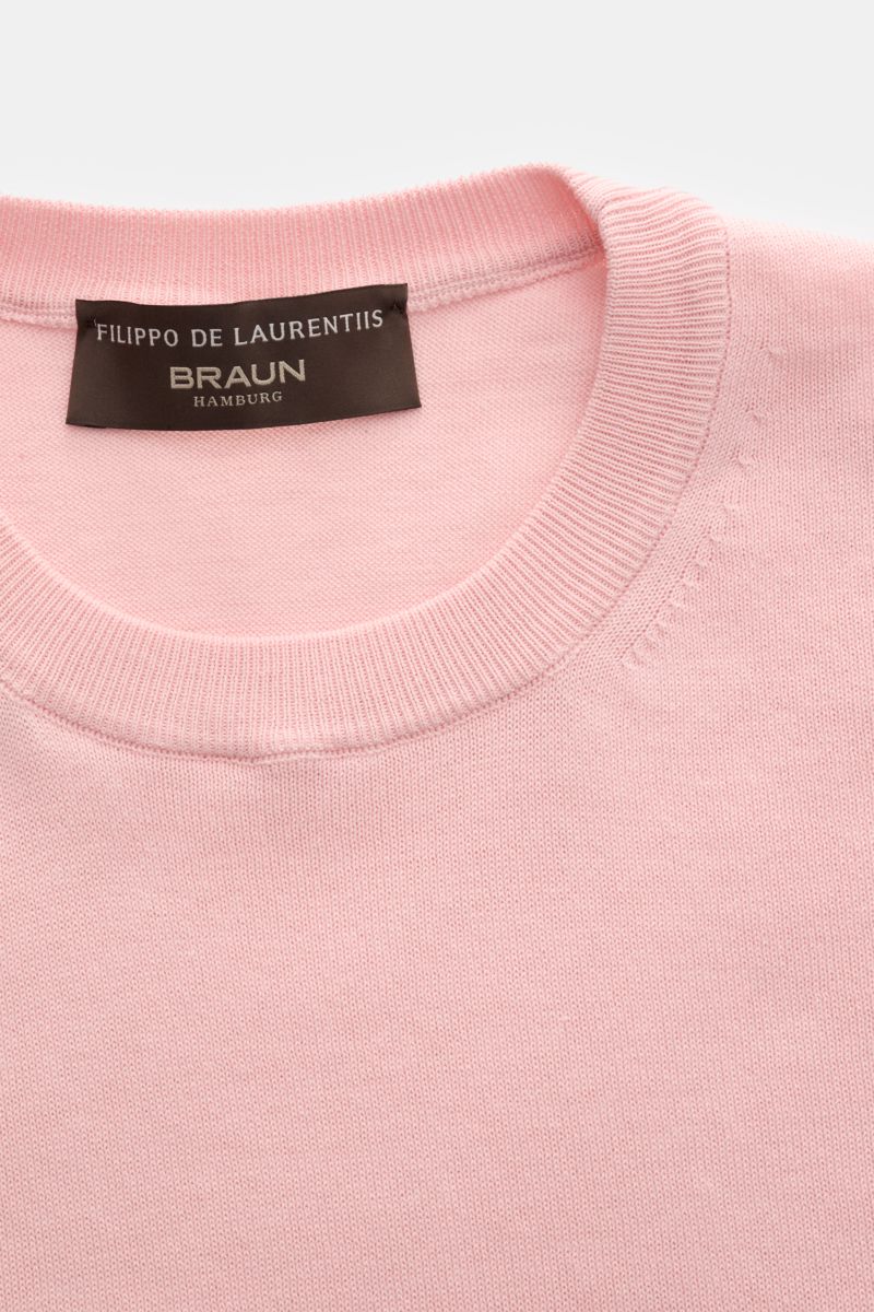 Close-up front view of the Filippo de Laurentiis Feinstrick-Kurzarmpullover rosé showing the round neckline and fine knit texture.

Sommerliche Knitwear: Mit diesem kurzärmeligen Feinstrickpullover aus reiner Baumwolle präsentiert FILIPPO DE LAURENTIIS
