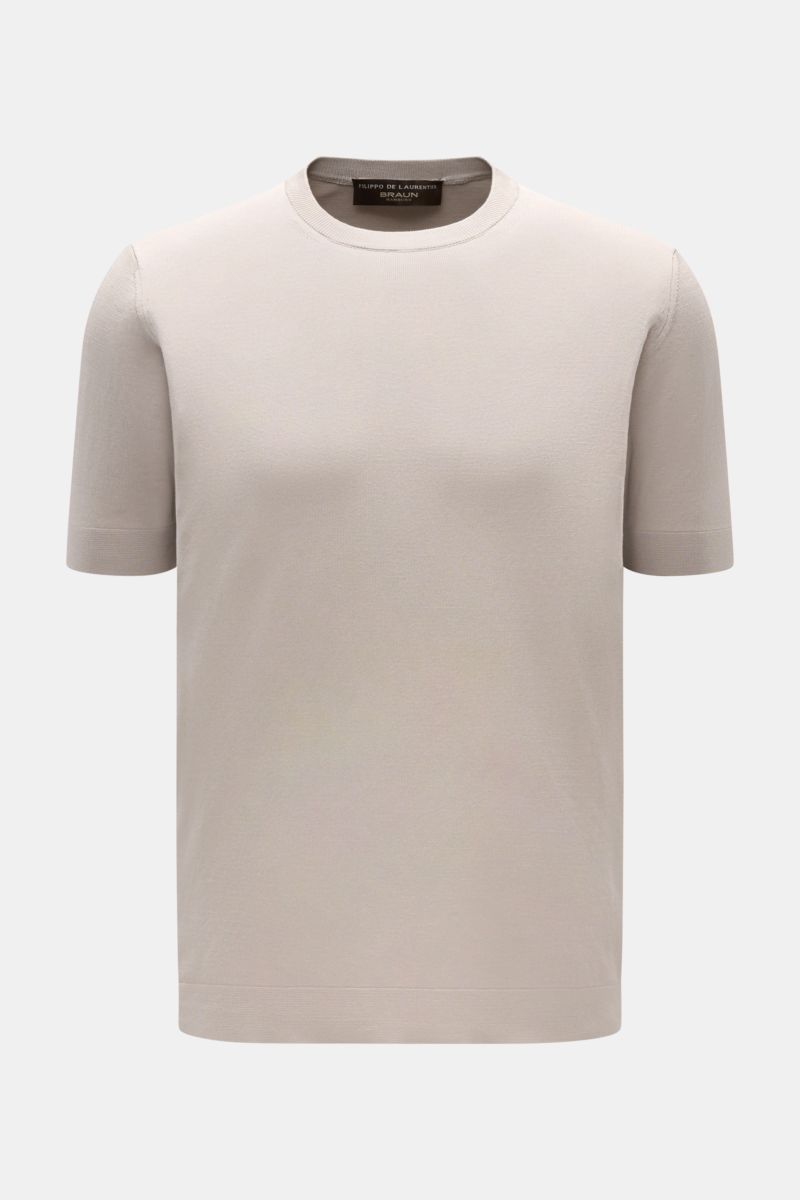 Front view of Filippo de Laurentiis Feinstrick-Kurzarmpullover grau, a slim fit short-sleeve knit pullover in light gray cotton.

Description: Sommerliche Knitwear: Mit diesem kurzärmeligen Feinstrickpullover aus reiner Baumwolle präsentiert FILIPPO DE