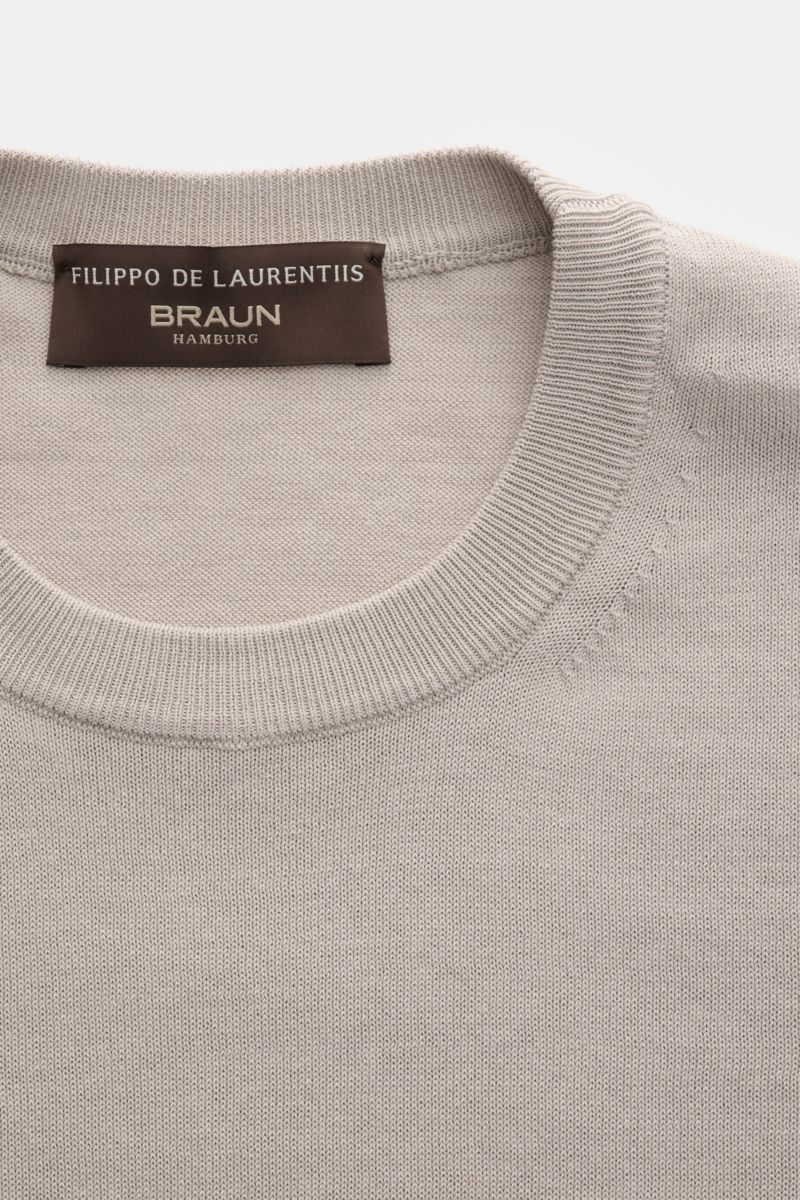 Close-up front view of Filippo de Laurentiis Feinstrick-Kurzarmpullover grau, a slim fit, short-sleeve fine knit pullover in soft pure cotton with a round neckline and comfortable cuffs.

Description: Sommerliche Knitwear: Mit diesem kurzärmeligen Fein