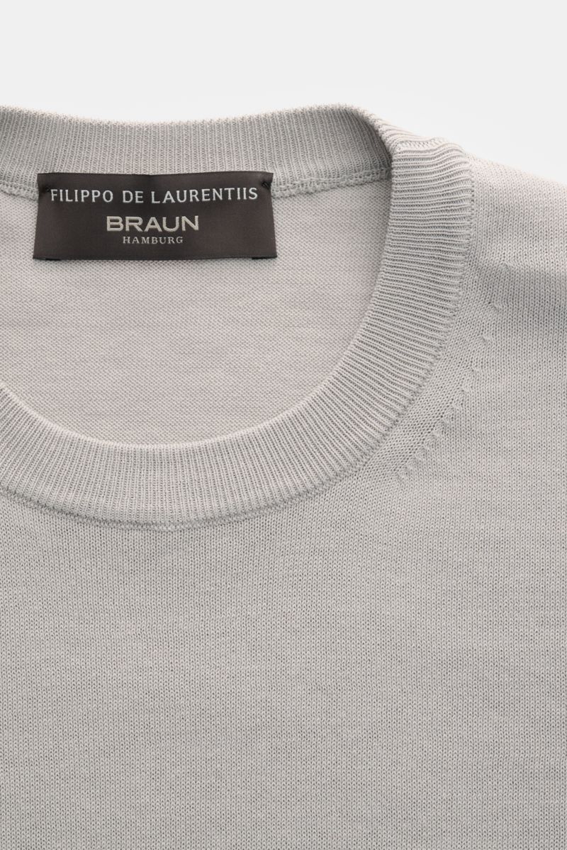 Filippo de Laurentiis Feinstrick-Kurzarmpullover grau, nahes Frontfoto, reiner Baumwollstrick, Rundhals, Slim Fit, Saumschlitze.