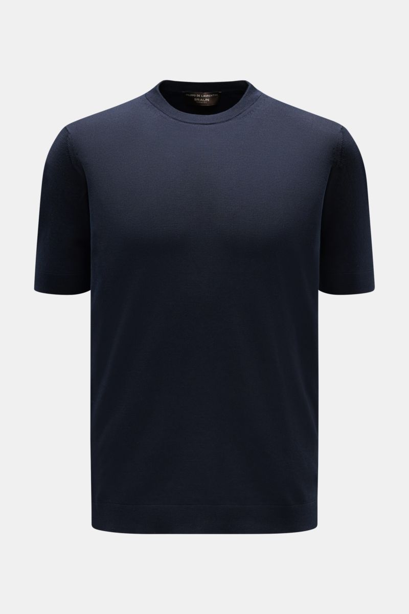 Front view of Filippo de Laurentiis Feinstrick-Kurzarmpullover navy, a slim fit short-sleeve fine knit sweater in pure cotton with round neckline and side slits.

Description: Sommerliche Knitwear: Mit diesem kurzärmeligen Feinstrickpullover aus reiner