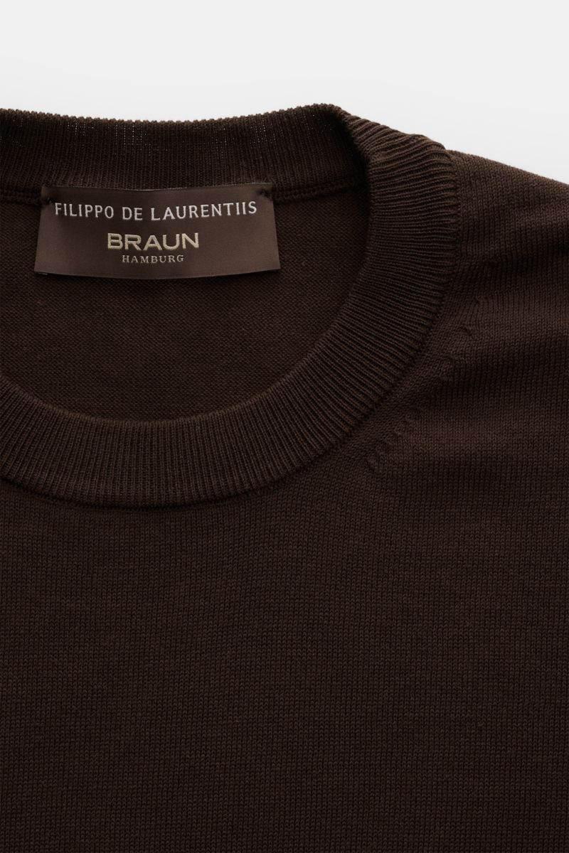 Close-up front view of Filippo de Laurentiis Feinstrick-Kurzarmpullover dunkelbraun, a lightweight short-sleeve knit in pure cotton with a soft feel, fine knit pattern, slim fit, round neckline, comfortable cuffs, and side hem slits. Sommerliche Knitwear: