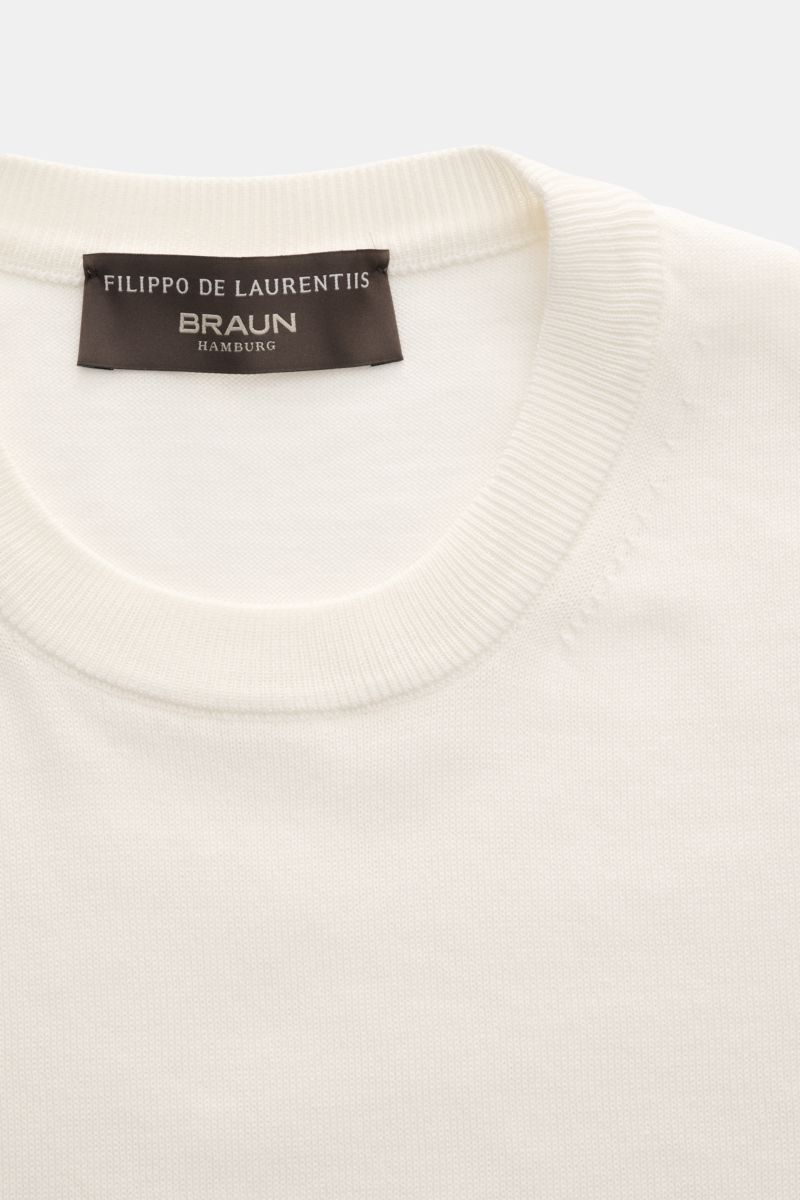 Close-up front view of Filippo de Laurentiis Feinstrick-Kurzarmpullover creme, a slim fit, short-sleeve fine knit cotton pullover with round neckline.

Description: Sommerliche Knitwear: Mit diesem kurzärmeligen Feinstrickpullover aus reiner Baumwolle 