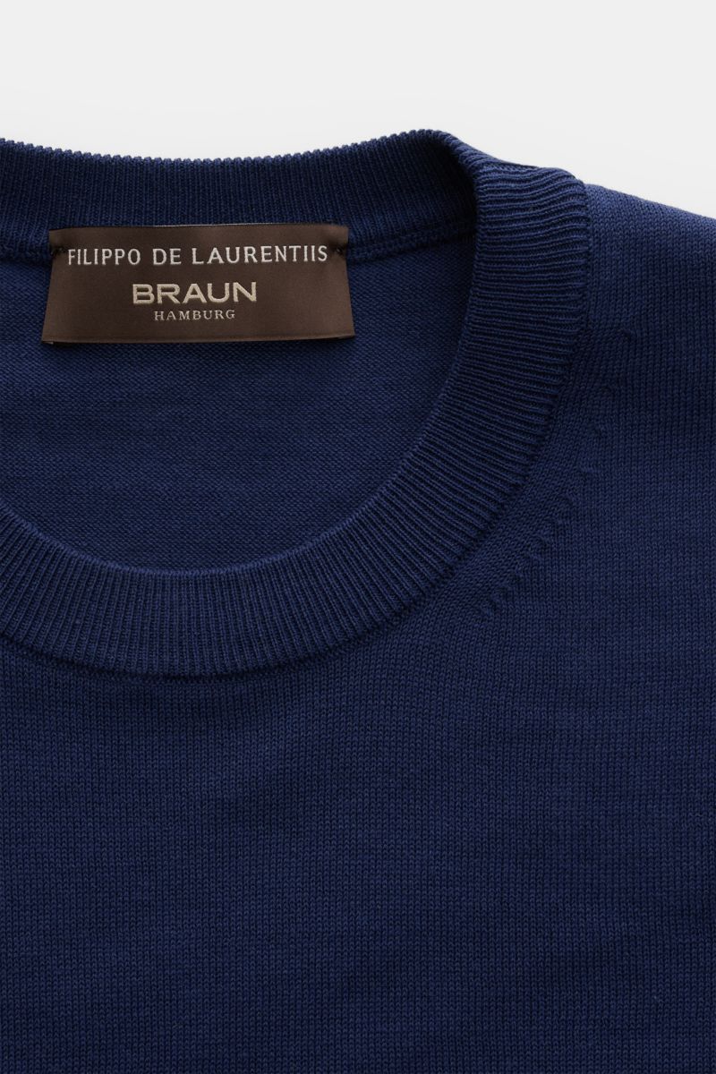 Close-up front view of the dark blue Filippo de Laurentiis Feinstrick-Kurzarmpullover dunkelblau showing fine cotton knit with round neckline and ribbed cuffs. Sommerliche Knitwear: Mit diesem kurzärmeligen Feinstrickpullover aus reiner Baumwolle präse