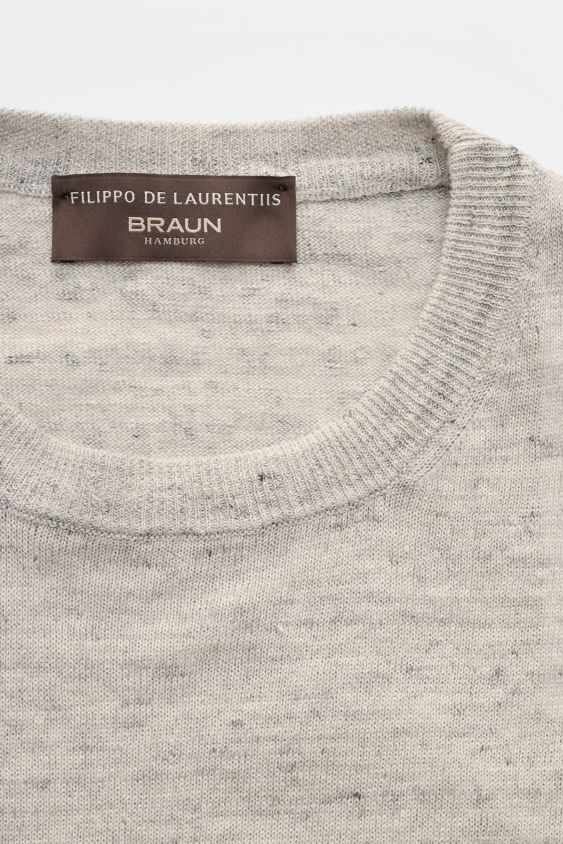 Filippo de Laurentiis Feinstrick-Kurzarmpullover hellgrau meliert, Slim Fit, Rundhalsausschnitt, Rippbündchen, aus Leinen-Baumwoll-Mix, Nahaufnahme von oben.
