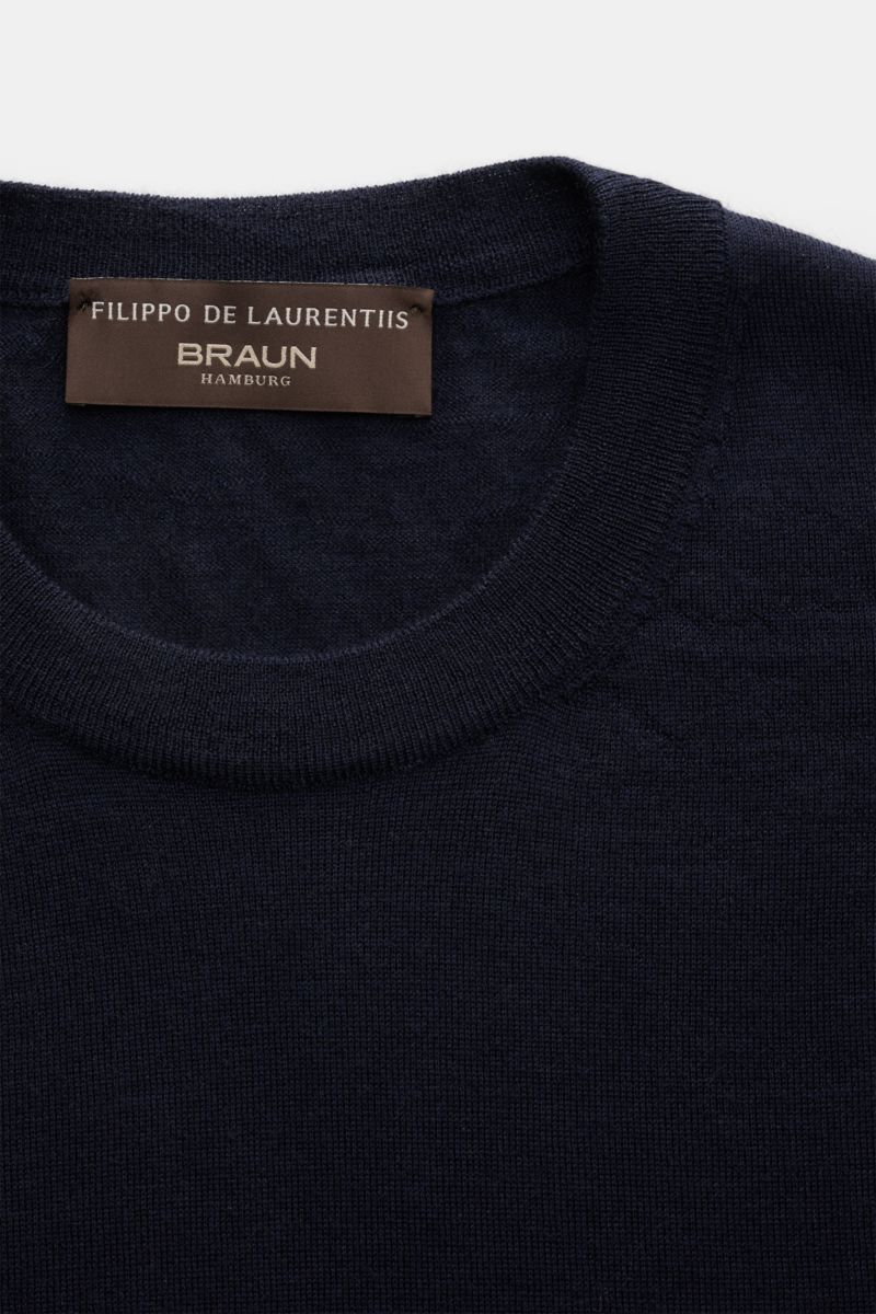 Filippo de Laurentiis Feinstrick-Kurzarmpullover navy, Detailaufnahme von oben, aus Cashmere-Seide-Mix, weicher Griff, feines Strickbild, Rundhalsausschnitt, Regular Fit.