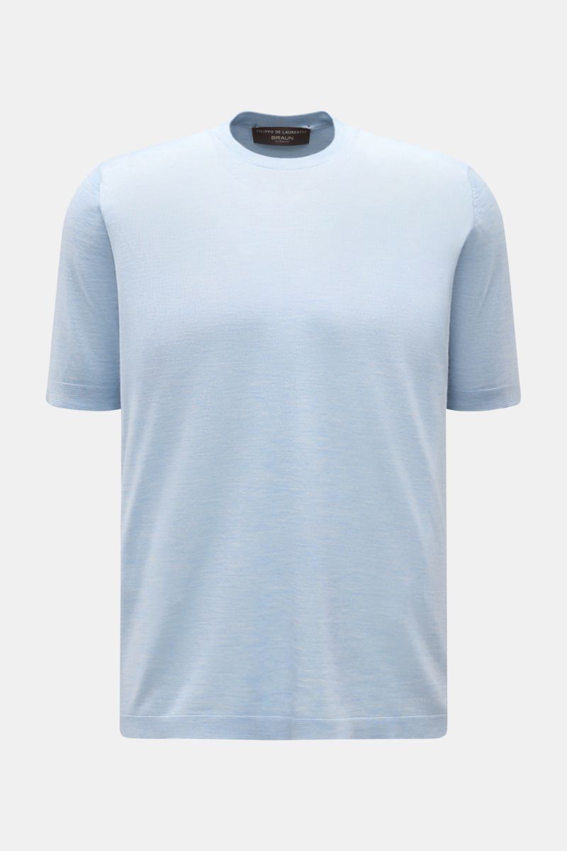 Front view of Filippo de Laurentiis Feinstrick-Kurzarmpullover hellblau meliert, a light blue short-sleeve fine-knit pullover.

Description: Leichte Eleganz für die warme Saison: Gefertigt aus einem angenehmen Cashmere-Seide-Mix, wird der edle Kurzarmp