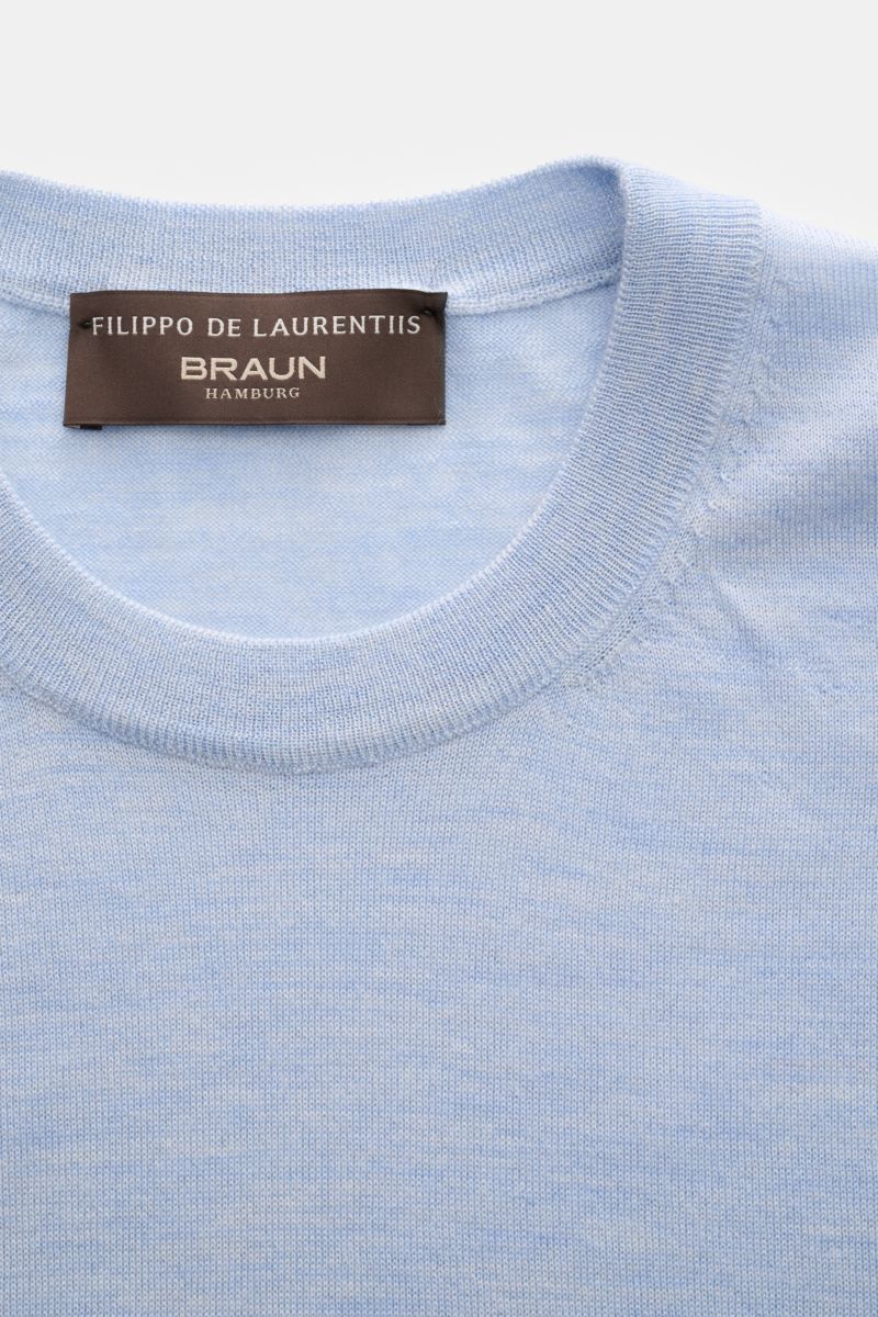 Close-up front view of the Filippo de Laurentiis Feinstrick-Kurzarmpullover hellblau meliert showing light blue melange fine knit fabric and round neckline with label.

Description: Leichte Eleganz für die warme Saison: Gefertigt aus einem angenehmen C
