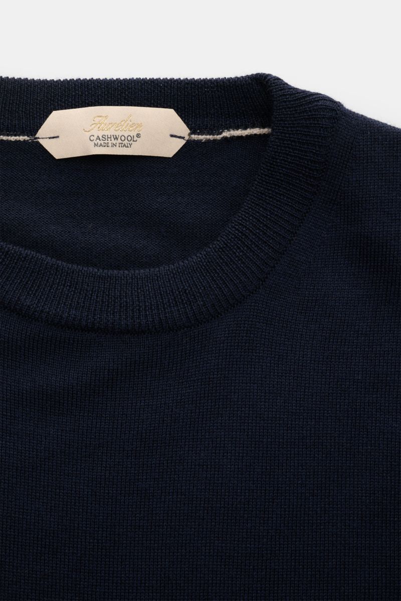 Nahaufnahme von Aurélien Merino Kurzarmpullover navy mit Rundhalsausschnitt, Slim Fit, weichem Griff, Strick aus Merinowolle und Rippbündchen.