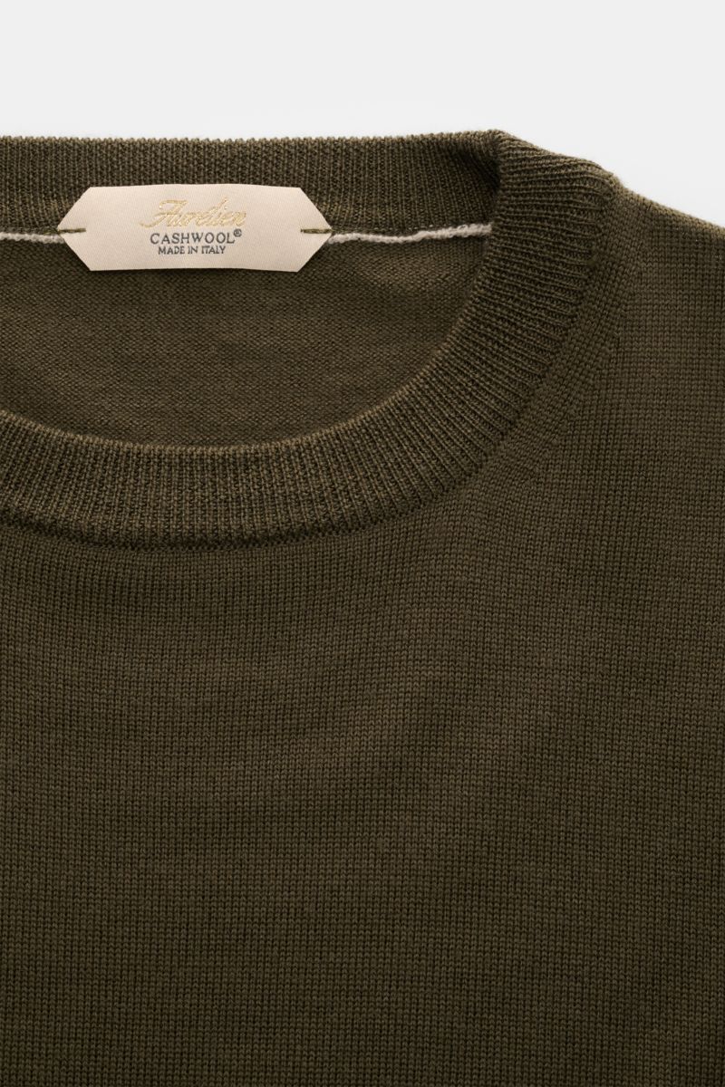 Nahaufnahme des Aurélien Merino Kurzarmpullover oliv von oben, Strick aus Merinowolle, weicher Griff, Slim Fit, Rundhalsausschnitt, Rippbündchen.