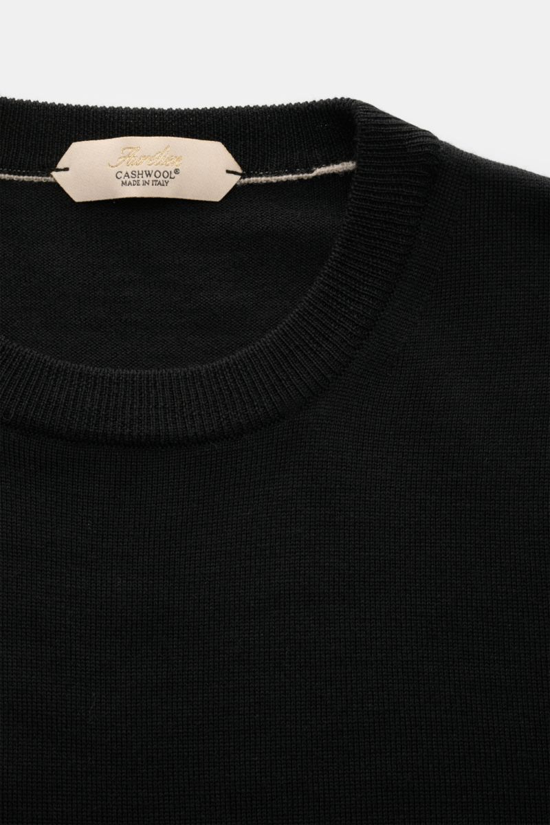 Aurélien Merino Kurzarmpullover schwarz, Nahaufnahme von oben, Strick aus Merinowolle, weicher Griff, Slim Fit, Rundhalsausschnitt, Rippbündchen.