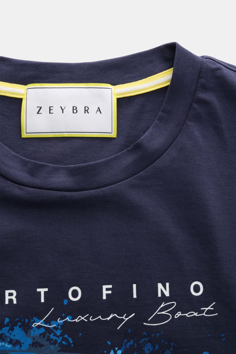 Zeybra Portofino 1962 Rundhals-T-Shirt 'Stampa' navy aus reiner Baumwolle, weicher Griff, Extra Slim Fit, Frontprint, Detailansicht Kragen und Label.