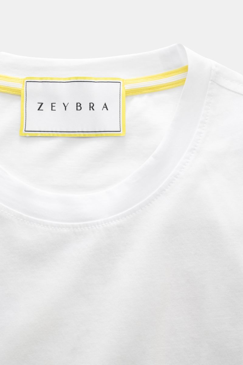 Nahaufnahme des weißen Zeybra Portofino 1962 Rundhals-T-Shirts 'Monte Carlo' von vorne, weicher Baumwolljersey, Rundhalsausschnitt.