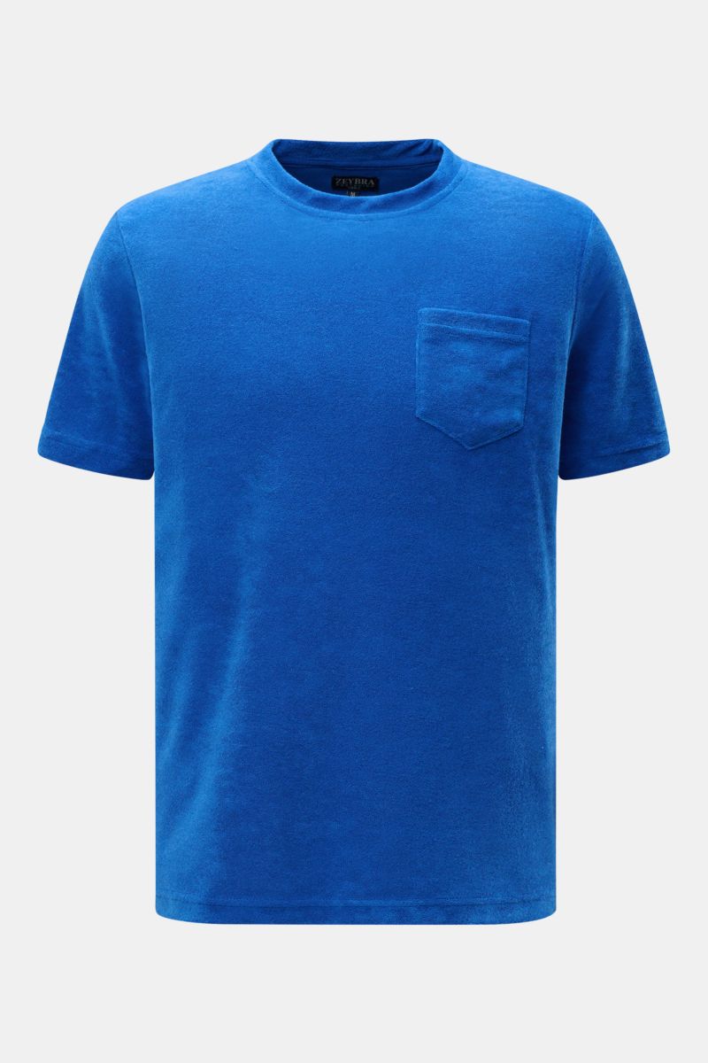 Zeybra Portofino 1962 Frottee Rundhals-T-Shirt 'Spugna' blau, frontale Nahaufnahme, weiches Frottee mit Brusttasche, Regular Fit, ligurische Riviera-Vibes.