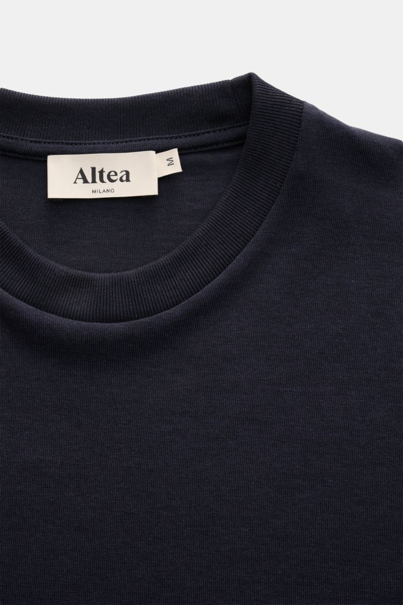 Altea Kurzarmpullover 'Cecil' navy, Detailaufnahme von oben, feiner Lyocell-Baumwoll-Mix, Slim Fit, elastische Rippbündchen, kurze Saumschlitze.