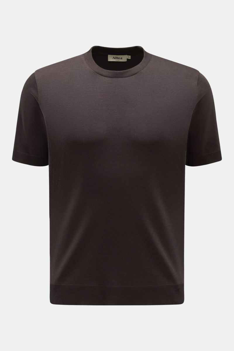 Front view of Altea Short sleeve jumper 'Cecil' grey-brown, a slim fit, very fine knit jumper with elasticated ribbed bands and short hem vents.

Description: For a summery feel: The airy short sleeve jumper 'Cecil' by ALTEA is made of a lightweight fi