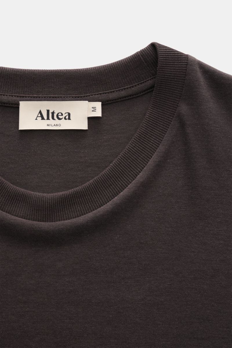 Altea Short sleeve jumper 'Cecil' grey-brown shown from a close-up front view focusing on the ribbed neckline and fabric texture. For a summery feel: The airy short sleeve jumper 'Cecil' by ALTEA is made of a lightweight fine knit in a soft lyocell-cotton