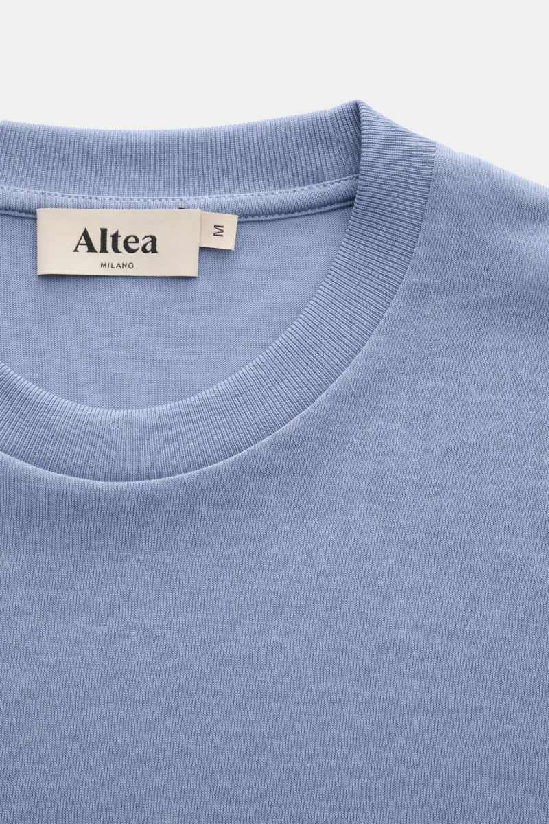 Nahaufnahme von Altea Kurzarmpullover 'Cecil' rauchblau, Slim Fit, leichter Feinstrick aus Lyocell-Baumwoll-Mix für Sommer.