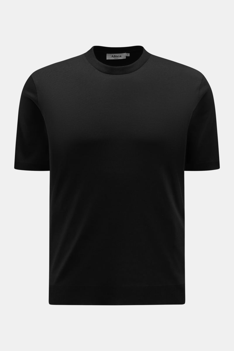 Front view of Altea Short sleeve jumper 'Cecil' black, a slim fit, lightweight fine knit jumper with elasticated ribbed bands and short hem vents.

Description: For a summery feel: The airy short sleeve jumper 'Cecil' by ALTEA is made of a lightweight fin