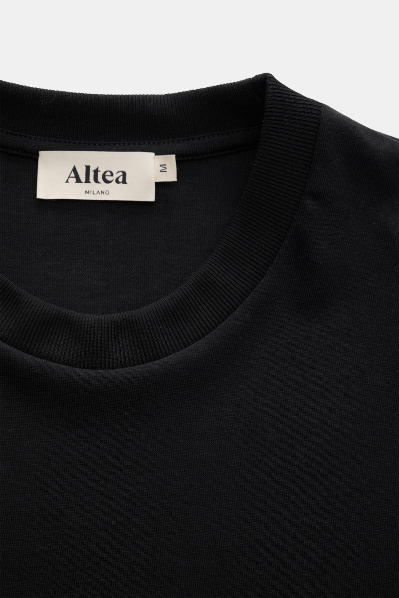 Altea Short sleeve jumper 'Cecil' black shown from the top close-up of the neckline and label, made of soft lyocell-cotton blend.

For a summery feel: The airy short sleeve jumper 'Cecil' by ALTEA is made of a lightweight fine knit in a soft lyocell-co