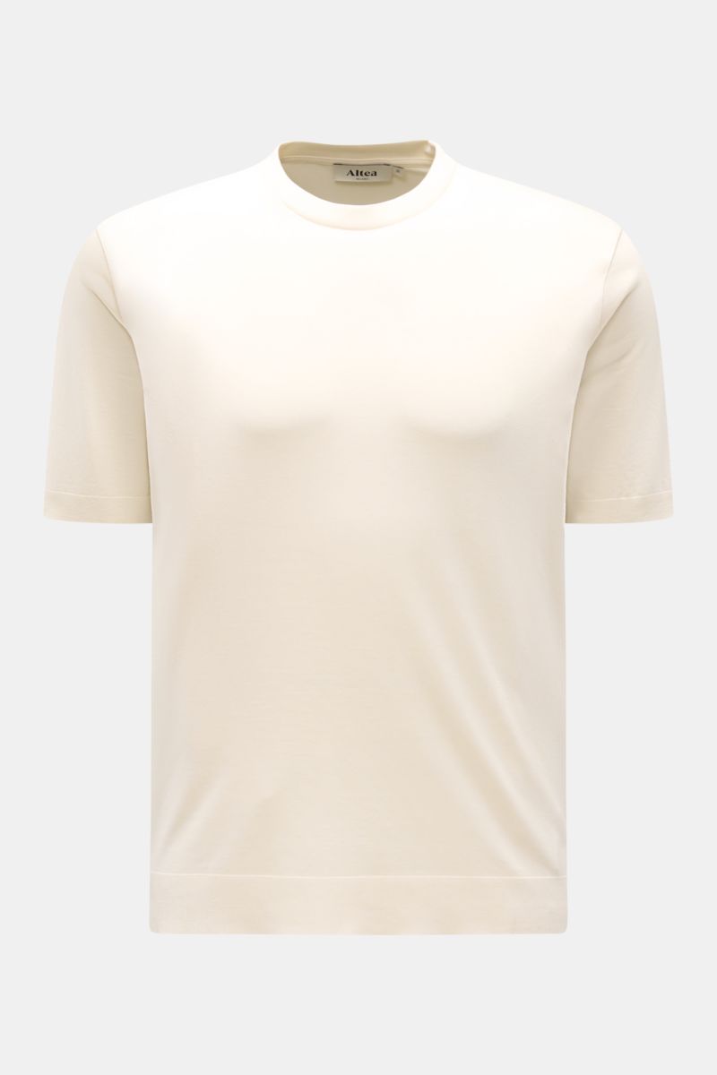 Front view of Altea Short sleeve jumper 'Cecil' cream, a slim-fit, soft lyocell-cotton blend jumper with elasticated ribbed bands and short hem vents.

Description: For a summery feel: The airy short sleeve jumper 'Cecil' by ALTEA is made of a lightweight
