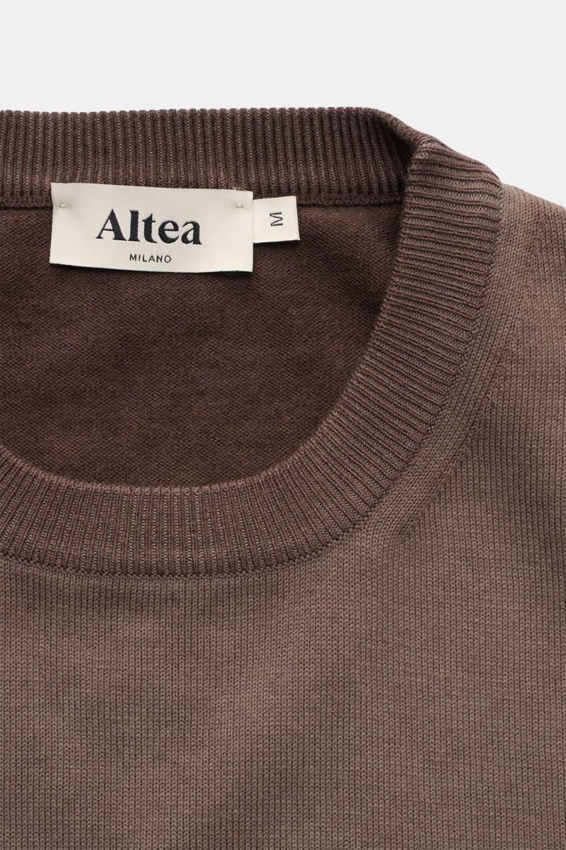 Nahaufnahme des graubraunen Altea Kurzarmpullovers mit Rundhalsausschnitt und Rippbündchen, feines Strickbild, reine Baumwolle, Slim Fit.