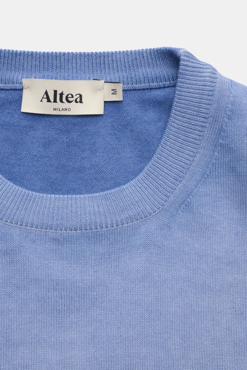 Altea Kurzarmpullover rauchblau, Nahaufnahme von oben, reine Baumwolle, feines Strickbild, Rundhalsausschnitt, Slim Fit, weicher Griff, Rippbündchen.
