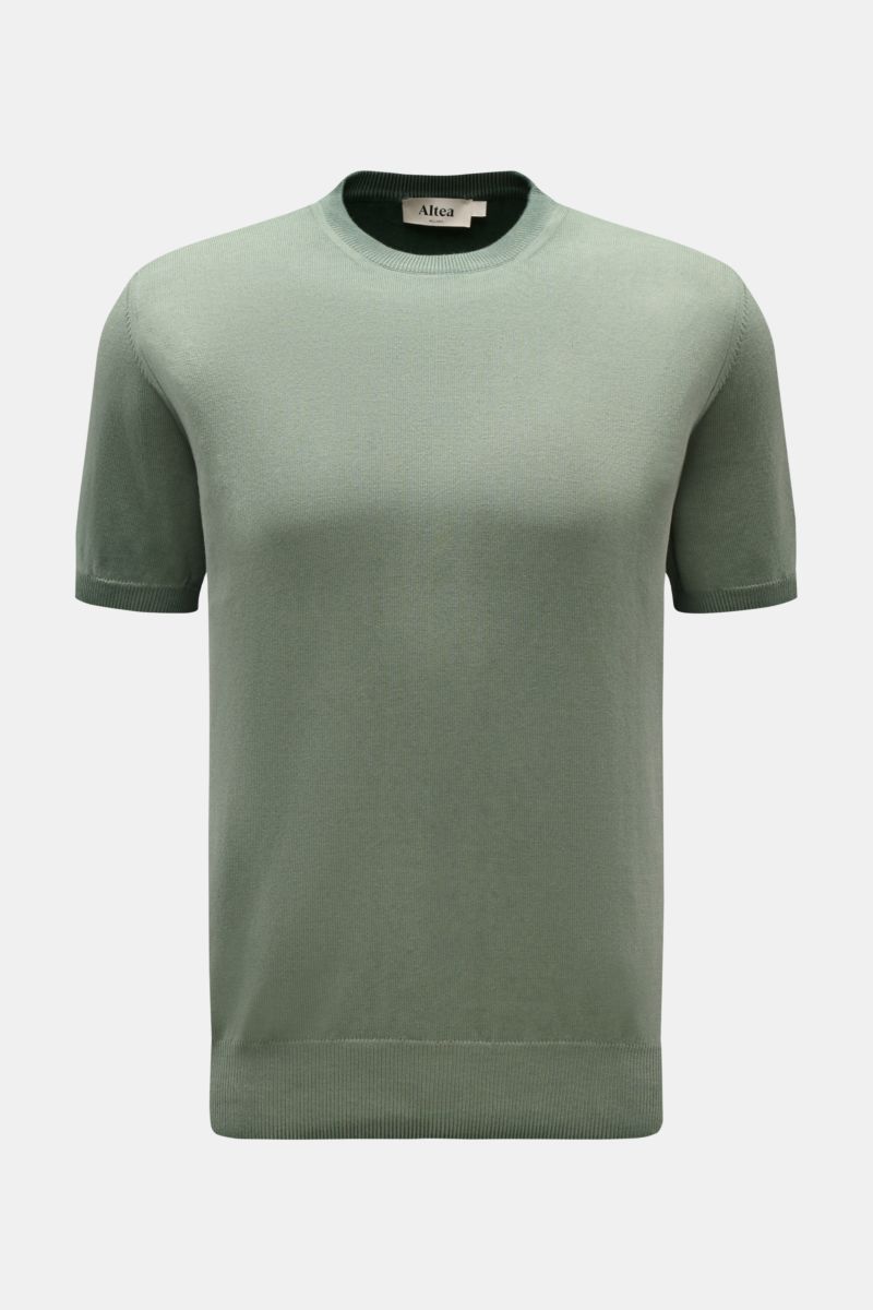 Altea Kurzarmpullover graugrün, Slim Fit, Rundhalsausschnitt, feines Strickbild, weicher Griff, reine Baumwolle, Rippbündchen, frontal fotografiert.
