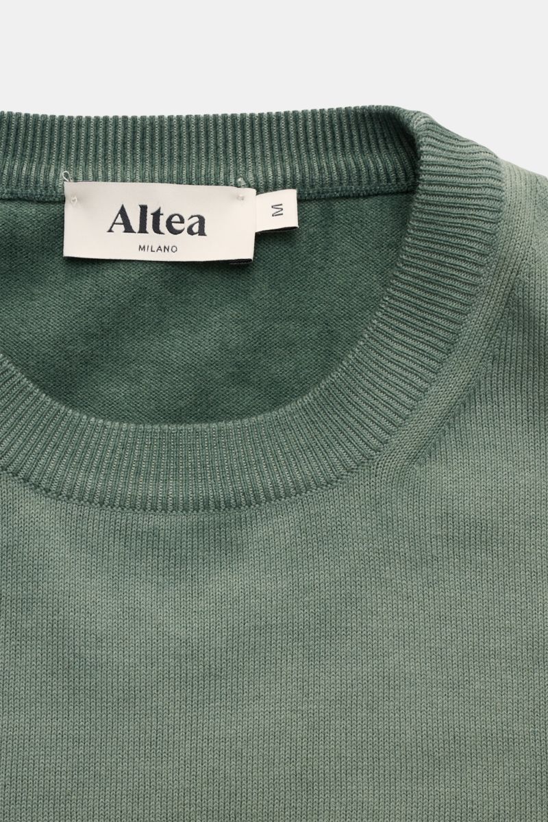 Altea Kurzarmpullover graugrün, Nahaufnahme von Rundhalsausschnitt, weicher reiner Baumwolle, feines Strickbild, Slim Fit, Rippbündchen.