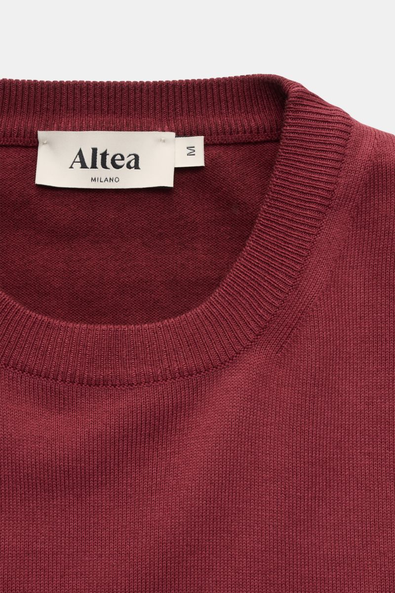 Altea Kurzarmpullover bordeaux in Slim Fit, reine Baumwolle mit Rundhalsausschnitt und Rippbündchen, Nahaufnahme von oben.