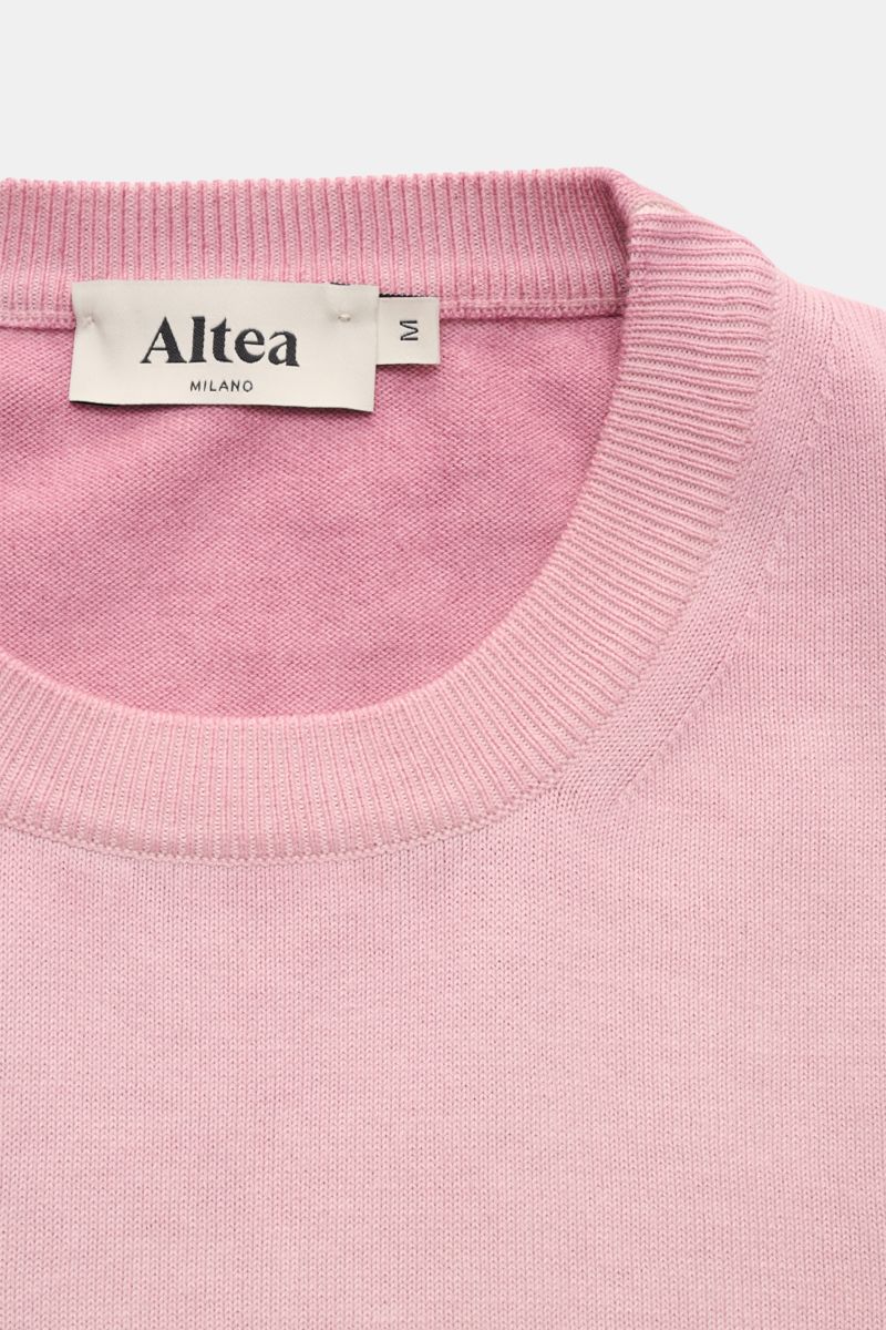 Altea Kurzarmpullover rosé, Nahaufnahme von oben, feines Strickbild, Rundhalsausschnitt, weicher Griff, reine Baumwolle, Slim Fit, Rippbündchen.
