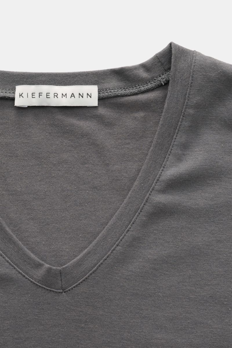 Nahaufnahme des grauen Kiefermann V-Neck T-Shirts 'Hapes' mit V-Ausschnitt und Label, Jersey aus Baumwolle-Modal, elastisch, Extra Slim Fit.