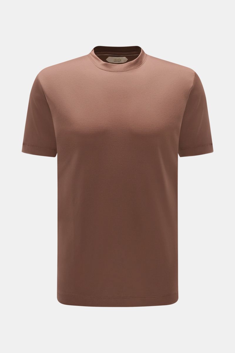 Front view of Aurélien Rundhals-T-Shirt braun, a slim fit brown T-shirt made of pure cotton with a soft touch, round neckline, and short hem slits. Vielseitiges Basic für den Frühling und Sommer: Das T-Shirt von AURÉLIEN verbindet hochwertige Baumwollqual
