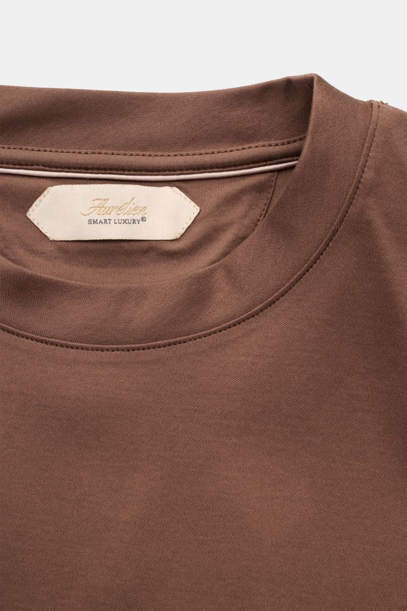Close-up front view of the Aurélien Rundhals-T-Shirt braun showing the brown fabric, round neckline, and label inside the collar. Vielseitiges Basic für den Frühling und Sommer: Das T-Shirt von AURÉLIEN verbindet hochwertige Baumwollqualität mit klarem, z