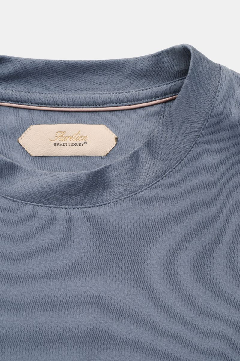 Close-up, top-down view of the Aurélien Rundhals-T-Shirt rauchblau showing the round neckline and label inside. Vielseitiges Basic für den Frühling und Sommer: Das T-Shirt von AURÉLIEN verbindet hochwertige Baumwollqualität mit klarem, zeitlosem Design. F