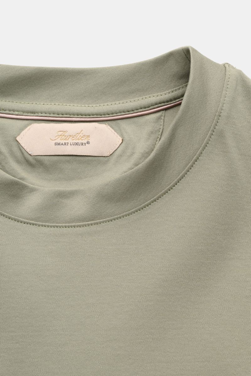 Close-up front view of the Aurélien Rundhals-T-Shirt salbei in sage green, showing the round neckline and label. Vielseitiges Basic für den Frühling und Sommer: Das T-Shirt von AURÉLIEN verbindet hochwertige Baumwollqualität mit klarem, zeitlosem Design. 