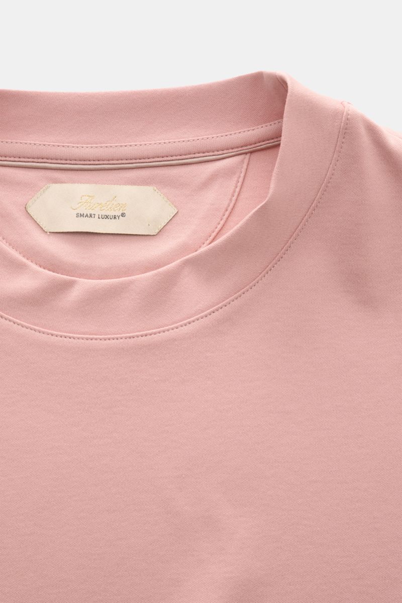 Aurélien Crew neck T-shirt antique pink shown from a top close-up perspective, highlighting the smooth pure cotton fabric, soft feel, slim fit, crew neck, and short hem vents. A versatile basic for spring and summer: This T-shirt by AURÉLIEN combines high
