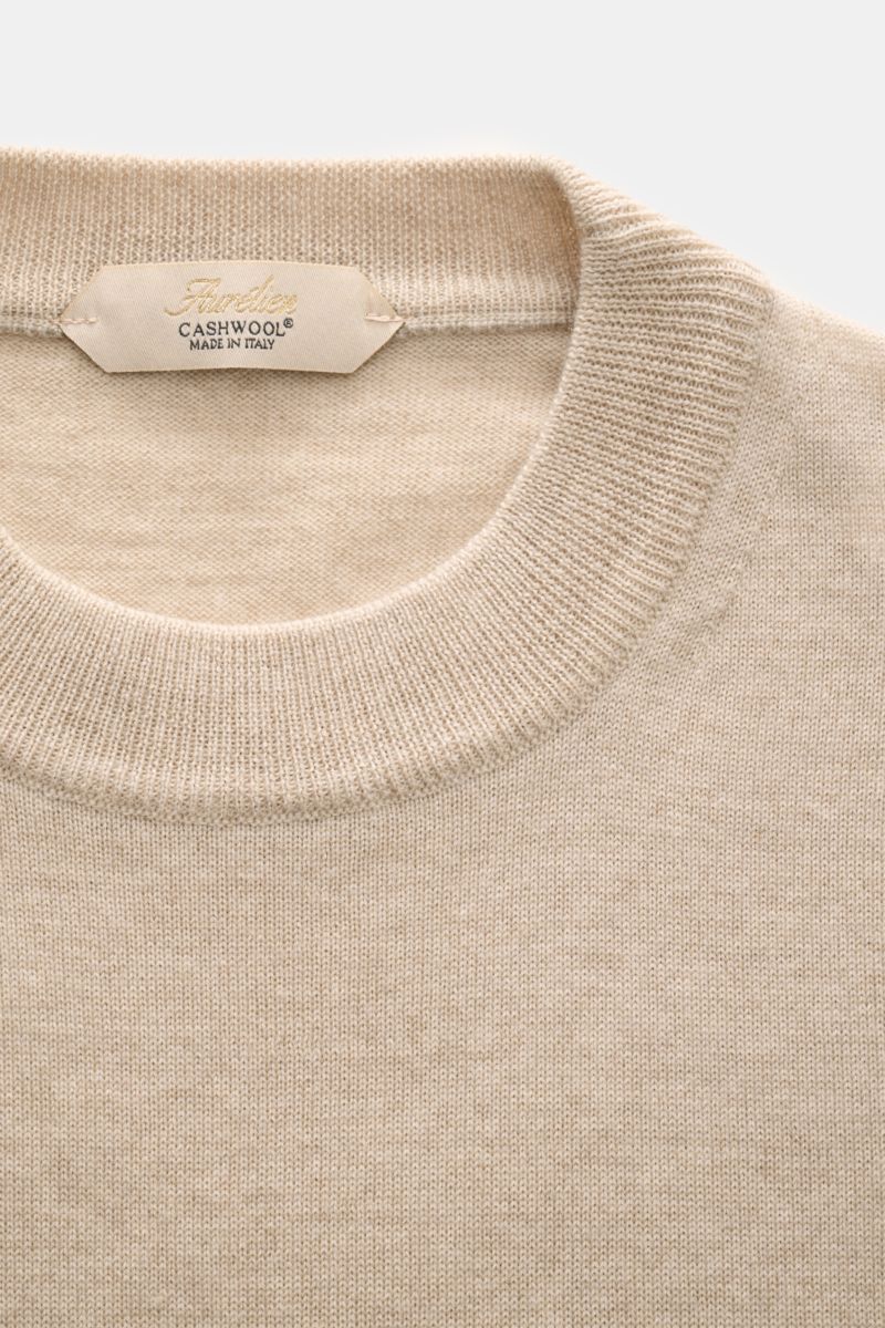 Close-up front view of the Aurélien Short sleeve jumper 'Cashwool' beige mottled showing the crew neck, fine knit texture, and ribbed bands with a metal label.
