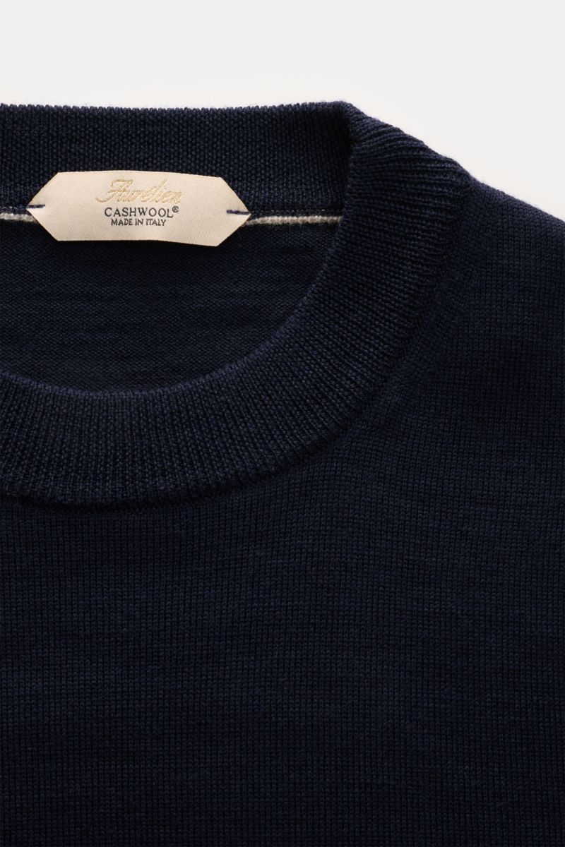 Close-up top view of Aurélien Short sleeve jumper 'Cashwool' navy showing crew neck, fine knit merino wool, soft feel, slim fit, ribbed bands, and metal label on hem.