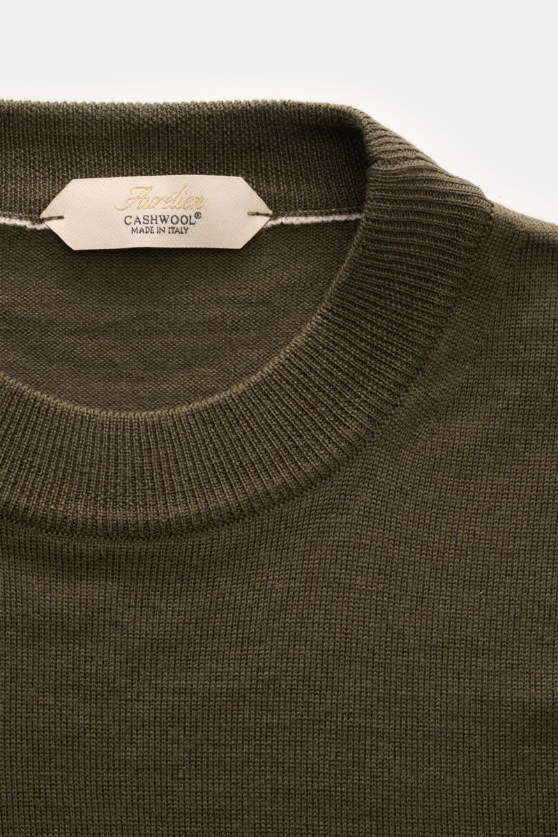 Close-up top-down view of Aurélien Short sleeve jumper 'Cashwool' dark olive showing ribbed crew neck, fine knit texture, and label. A spring essential: This short sleeve jumper by AURÉLIEN in exclusive 'Cashwool' merino wool combines a fine feel with a t