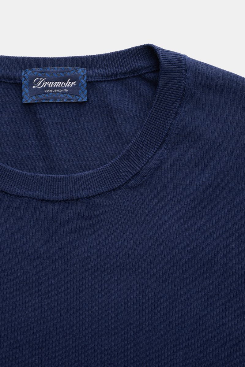 Close-up front view of Drumohr Short sleeve jumper dark blue neckline and label, fine knit pure cotton, soft feel, slim fit, elasticated ribbed bands. 

Description: A fine essential from label DRUMOHR: This Italian-made short sleeve jumper is made of 