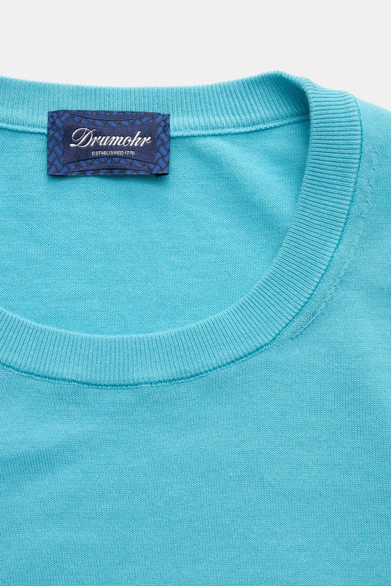 Drumohr Kurzarmpullover blau, Detailaufnahme von oben, feiner Baumwollstrick, Slim Fit, weicher Griff, elastische Rippbündchen, feines Strickbild.