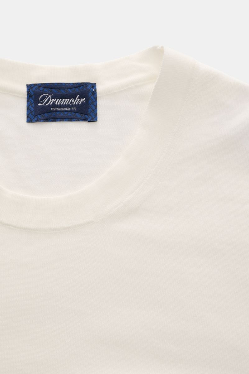 Close-up front view of Drumohr T-shirt off-white showing crew neck and blue label, made of fine knit pure cotton for soft feel and regular fit.

A basic with maximum comfort: This elegant T-shirt by DRUMOHR made of cotton in a comfortable fine knit is 