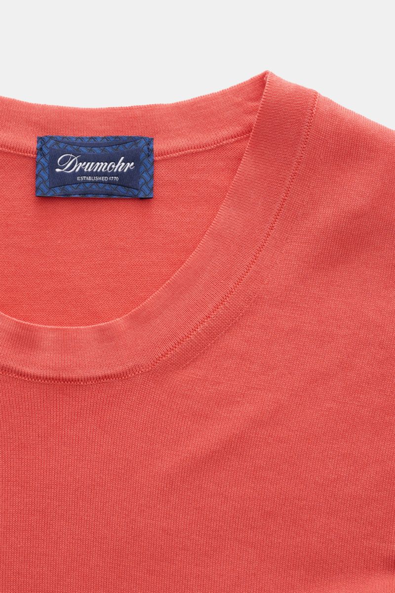Close-up front view of Drumohr T-shirt light red showing crew neck and label, fine knit cotton fabric, regular fit.

A basic with maximum comfort: This elegant T-shirt by DRUMOHR made of cotton in a comfortable fine knit is an must-have essential for y