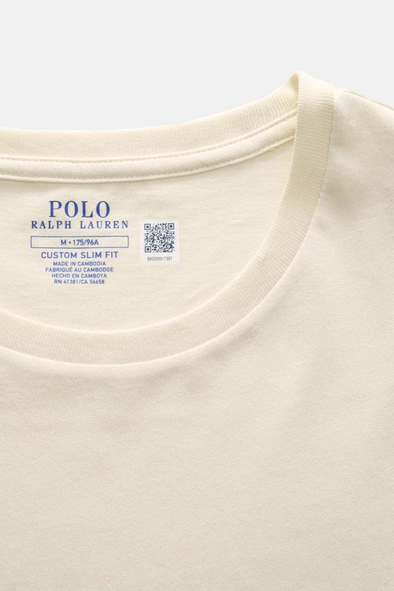 Polo Ralph Lauren Rundhals-T-Shirt creme shown from the top front close-up, featuring a classic round neckline, soft cotton jersey slim fit, and Polo player stitching.

Das Rundhals-T-Shirt aus Jersey in reiner Baumwolle überzeugt mit seiner weichen Qu